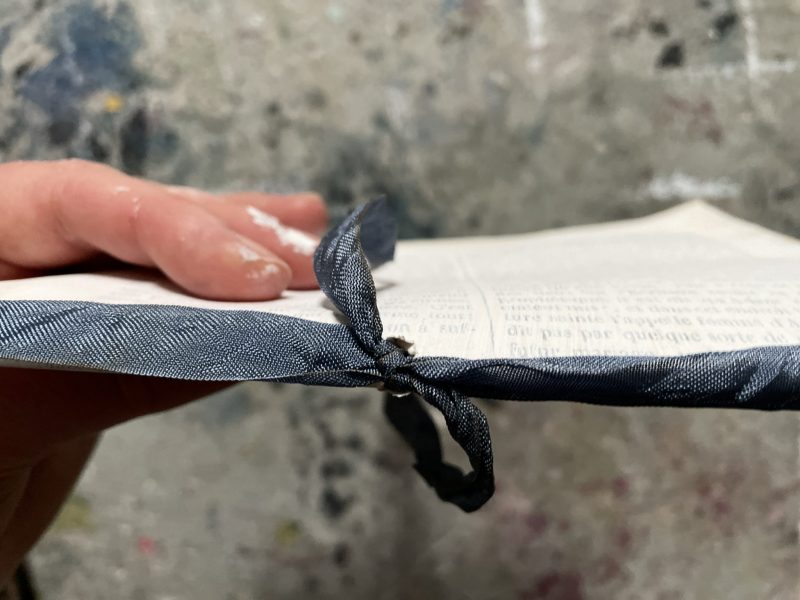The Travelling Bookbinder: How - to project: A Circle Book: Tie over long stitch